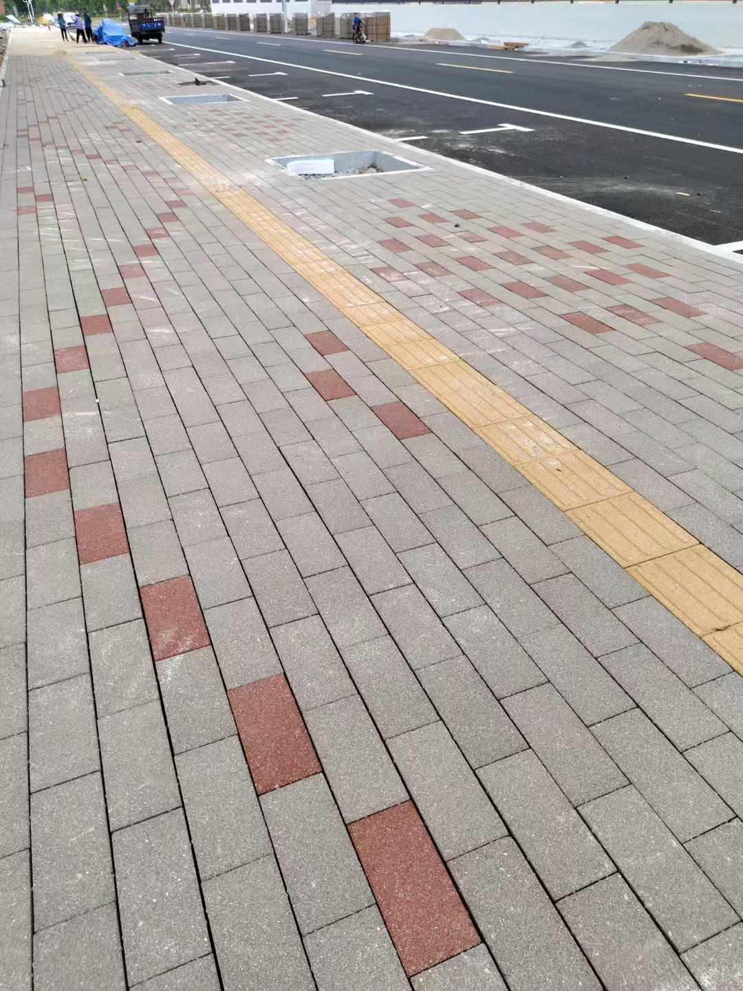 防滑铺路陶瓷透水砖