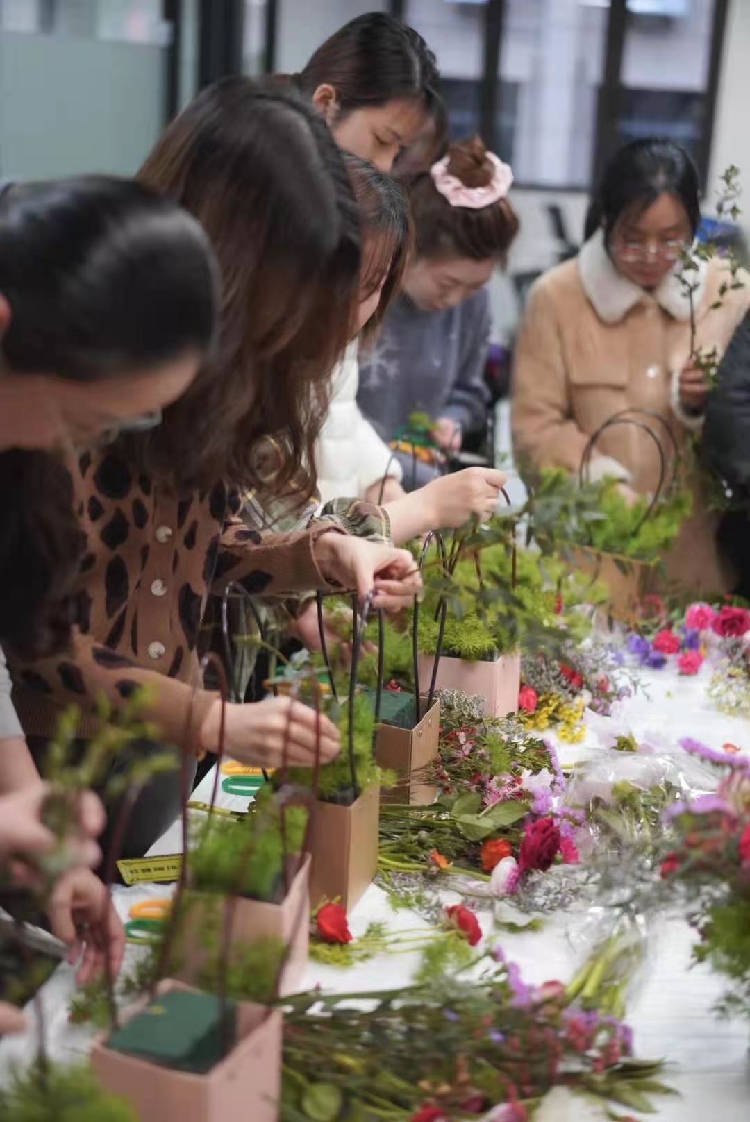 上海花艺师培训班学校的网红花束花盒花礼包装开业鲜花